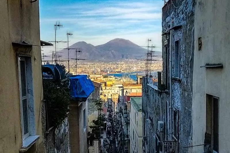 Cosa-vedere-a-Napoli-viista-Vesuvio-tra-i-vicoli